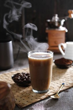 İçinden buhar çıkan bir fincan kahve.