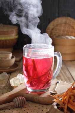 İçinden buhar çıkan bir fincan çay.