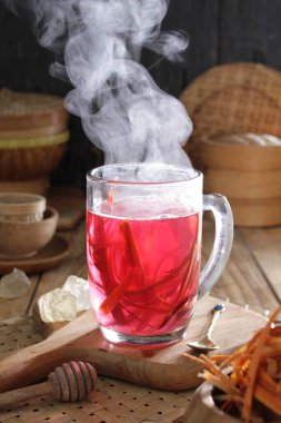 İçinden buhar çıkan bir fincan çay.