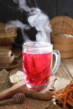 İçinden buhar çıkan bir fincan çay.