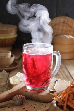 İçinden buhar çıkan bir fincan çay.