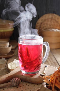 İçinden buhar çıkan bir fincan çay.