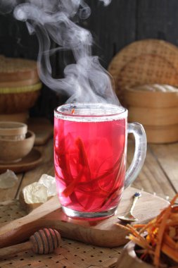 İçinden buhar çıkan bir fincan çay.