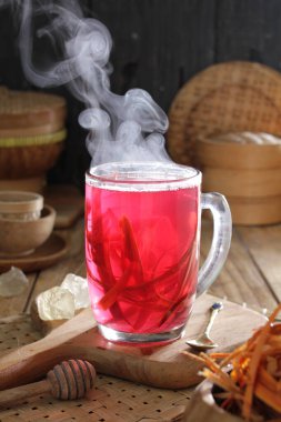 İçinden buhar çıkan bir fincan çay.