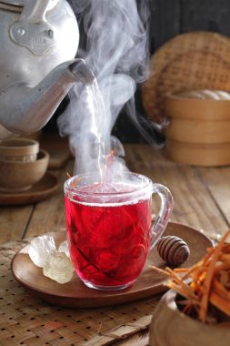 İçinde buharlı çay olan bir çaydanlık.