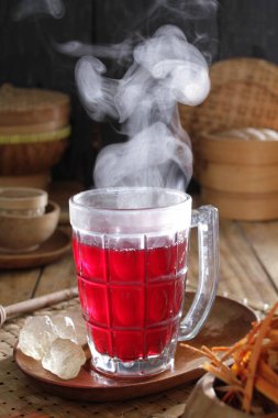 Buharı tüten bir fincan çay.