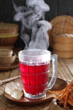 Buharı tüten bir fincan çay.