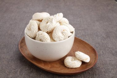 Tabakta bir kase krema.