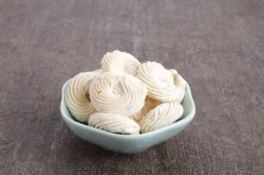 Masada bir kase krema.