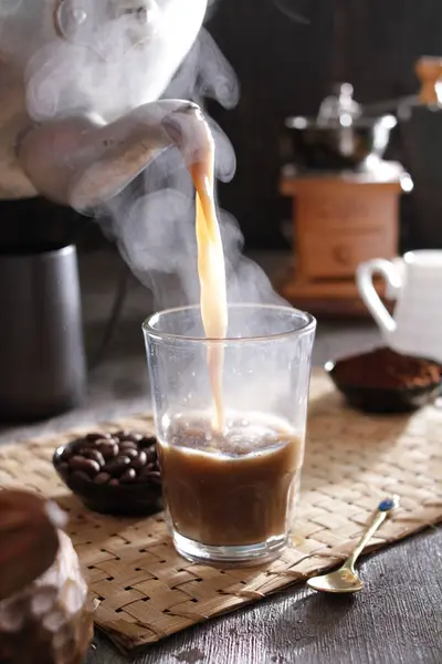 Uma Xícara Café Sendo Derramado Copo — Fotografia de Stock