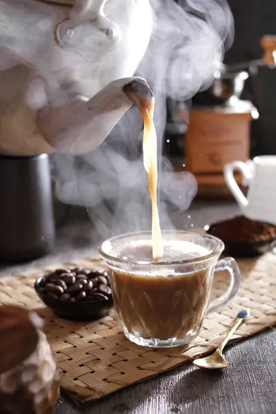 Uma Xícara Café Sendo Derramado Uma Xícara — Fotografia de Stock