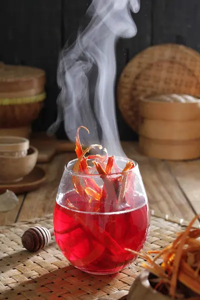 Ein Glas Mit Roter Flüssigkeit Aus Der Rauch Aufsteigt — Stockfoto