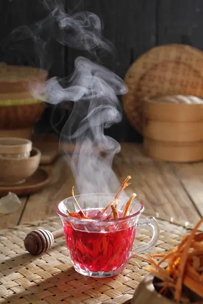 Filiżankę Herbaty Dymem Wychodzącym Niej — Zdjęcie stockowe