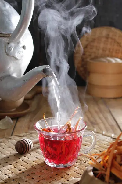 Dzbanek Herbaty Parą Wychodzącą Niego — Zdjęcie stockowe