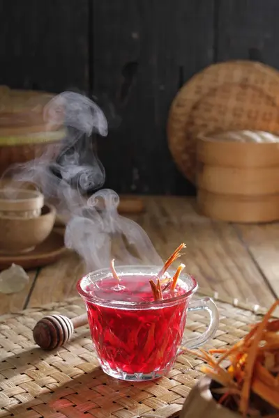 Filiżankę Herbaty Dymem Wychodzącym Niej — Zdjęcie stockowe