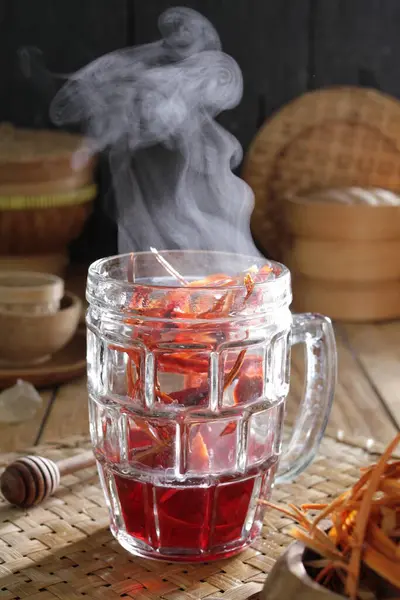 Uma Caneca Vidro Com Chá Fumegante Dentro — Fotografia de Stock