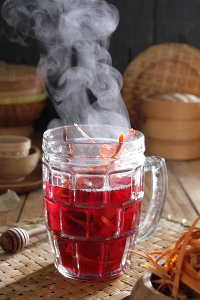 Szklaną Filiżankę Herbaty Parą Wychodzącą Niej — Zdjęcie stockowe