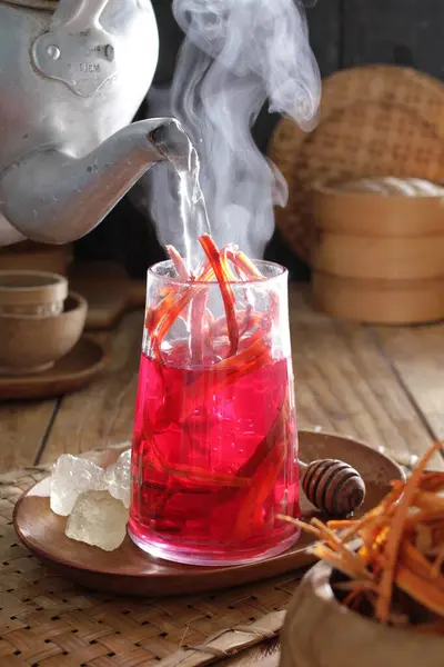 Dzbanek Herbaty Wlewający Drinka Szklanki — Zdjęcie stockowe