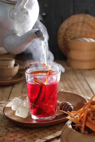 Dzbanek Herbaty Wlewający Herbatę Szklanki — Zdjęcie stockowe