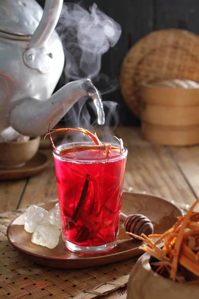Dzbanek Herbaty Wlewający Herbatę Szklanki — Zdjęcie stockowe