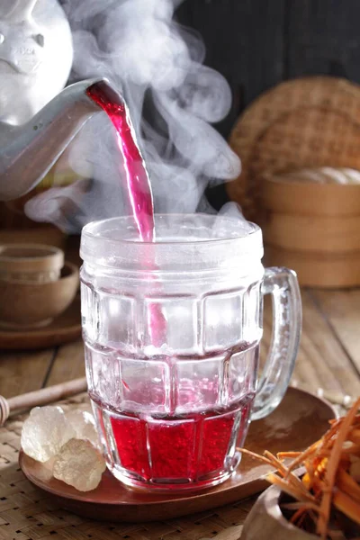 Uma Panela Chá Derramando Líquido Vermelho Copo — Fotografia de Stock