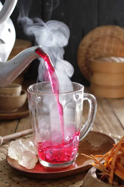 Dzbanek Herbaty Wlewający Różowy Płyn Szklanki — Zdjęcie stockowe