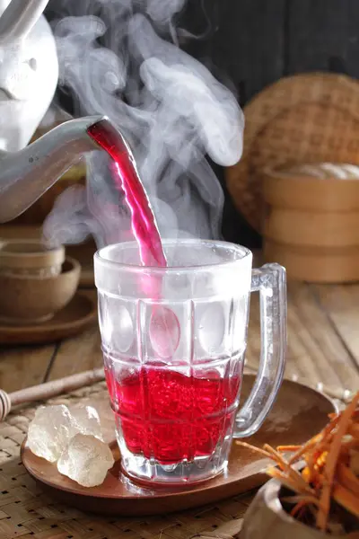 Dzbanek Herbaty Wlewający Czerwony Płyn Szklanej Filiżanki — Zdjęcie stockowe