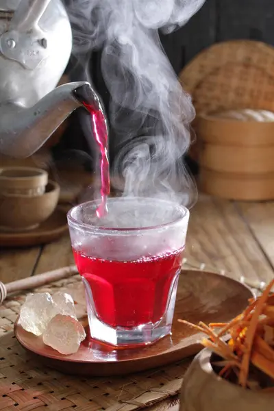 Dzbanek Herbaty Wlewający Czerwony Płyn Szklanki — Zdjęcie stockowe