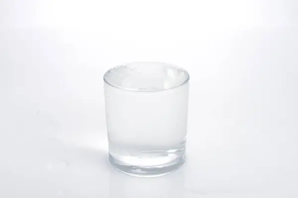 Glass Vann Med Hvit Bakgrunn – stockfoto