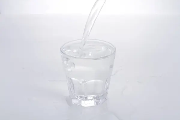Glass Vann Med Væske Som Strømmer Det – stockfoto