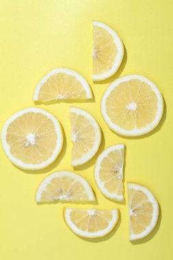 Sarı arka planda limon dilimi.
