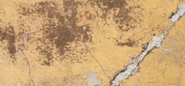 İçinde çatlak olan sarı bir duvar.