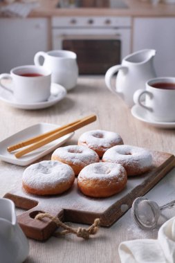 Üzerinde bir sürü çörek olan bir masa.