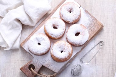 Ölçüm kaşığıyla birlikte bir tepsi donut.
