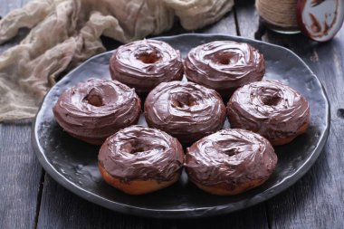 Masada bir tabak çikolatalı donut.