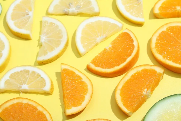 Fondo Amarillo Con Naranjas Pepino Rodajas Limón — Foto de Stock
