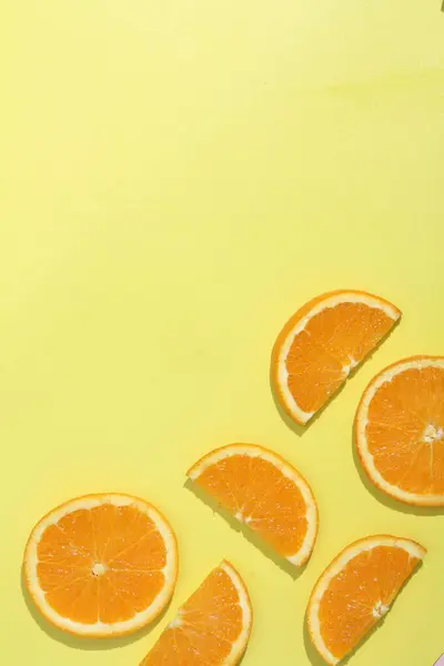 Eine Gruppe Orangenscheiben Auf Einer Gelben Oberfläche — Stockfoto