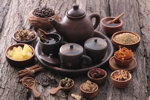 Eine Teekanne Teetassen Und Andere Gewürze Auf Einem Holztisch — Stockfoto