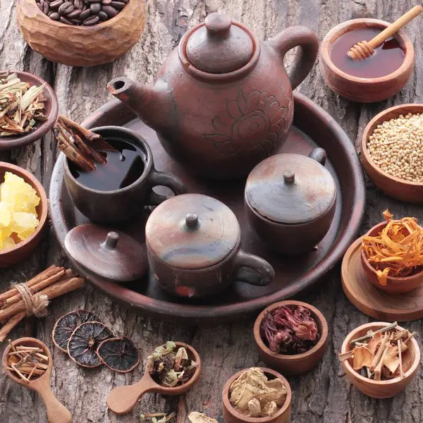 Eine Vielzahl Von Gewürzen Und Tees Auf Einem Holztisch — Stockfoto