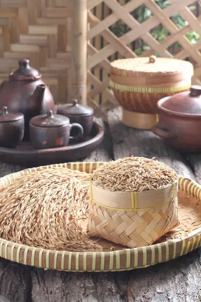 Riisikori Pöydällä Muiden Ruokien Kanssa — kuvapankkivalokuva