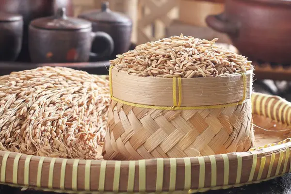 Ein Korb Reis Auf Einem Tisch — Stockfoto