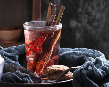 Bir bardak çay, kaşık ve biraz kurabiye.