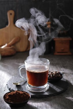 İçinden buhar çıkan bir fincan kahve.