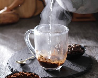 Bardağa doldurulmuş bir fincan kahve.