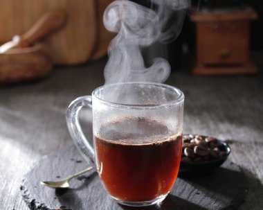 İçinden buhar çıkan bir fincan çay.