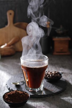 İçinden buhar çıkan bir fincan kahve.