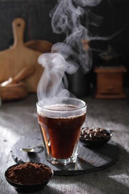 İçinden buhar çıkan bir fincan kahve.