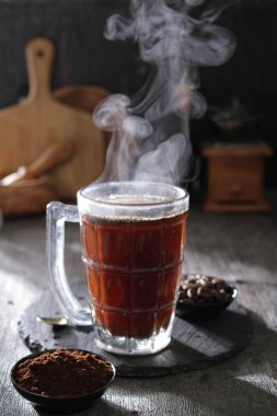 İçinden buhar çıkan bir fincan kahve.