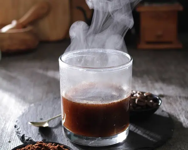 Çinden Buhar Çıkan Bir Bardak Kahve — Stok fotoğraf