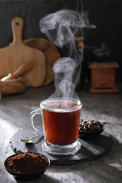 Çinden Buhar Çıkan Bir Fincan Sıcak Çay — Stok fotoğraf